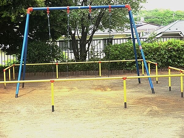美しが丘第三公園まで619m、高台にあること、木々が多く存在することで落ち着いた雰囲気を持っている公園です。ブランコがあります。
