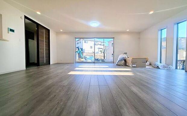 《リビングダイニング》 ■寛ぎとご家族とのコミュニケーションを育む居心地のよい場所。この明るい空間は家族に安らぎを与えて、落ち着いた心地よい空間になるでしょう。