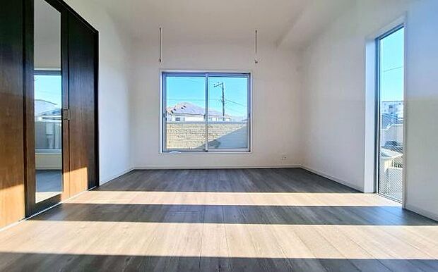 《寝室》 ■朝から日差しいっぱい、早起きしたくなる洋室。ベッドを置いてもゆとりを感じられる。窓からの朝日が心地よい目覚めへと誘います。ゆとりある広さを確保し、心地よいプライベートタイムを演出します。