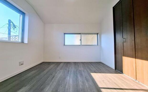 《子供部屋》　■お子様の成長を優しく見守る、明るい子供部屋。遊んだり、学んだり、時には一人の時間を過ごしたりと健やかな毎日を育む大切な場所。未来への第一歩を育む、かけがえのない空間です。