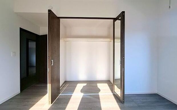 《収納》 ■室内をいつもすっきり保てる、収納力のあるクローゼット。ハンガーパイプと棚板で衣類の整理整頓がしやすく、日々の暮らしをスマートにサポートします。