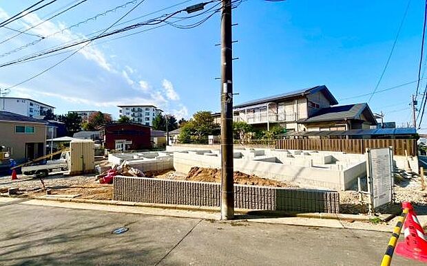 《前面道路》　■前面道路が広く、開放的です。日当たりも良好です。