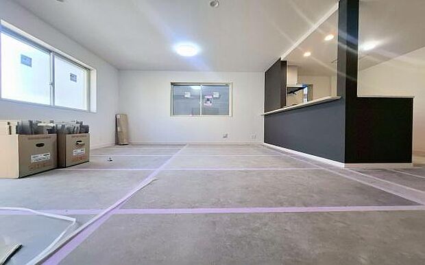 《リビングダイニング》　■家族が自然と集まって、思い思いにくつろぎ、遊び、語らう、やすらぎの空間。