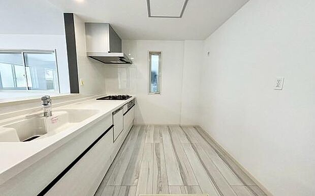 《キッチン》　■お手入れしやすくきれいなキッチン。お料理の始めから後片付けまで楽しい時間になりそうです。