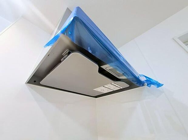 《システムキッチン・レンジフード》 ■機能美際立つスリムなレンジフード。清潔感あるシルバーで、キッチンをモダンに演出します。