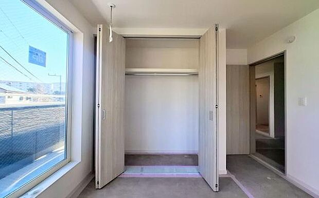 《収納》 ■室内をいつもすっきり保てる、収納力のあるクローゼット。ハンガーパイプと棚板で衣類の整理整頓がしやすく、日々の暮らしをスマートにサポートします。