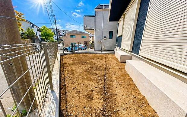 《庭》　■お庭ではお子様と遊んだり、ガーデニングも楽しめます。