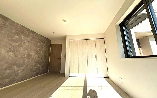 《寝室》　■心地よい眠りへといざなうしっとりと落ち着いた雰囲気の寝室。収納豊富で寝室をいつもすっきりさせてくれます。