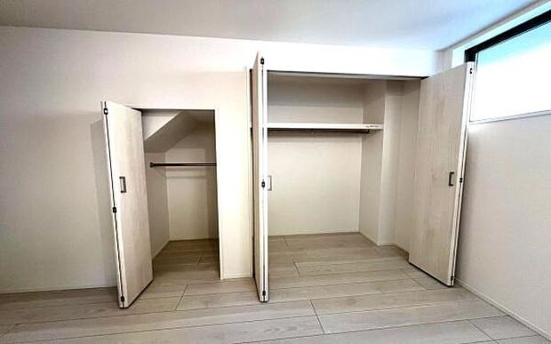 《収納》　■洋服を機能的に収納できるハンガーパイプのほか、帽子やバッグを置ける枕棚も設置。ゆとりあふれる収納空間です。