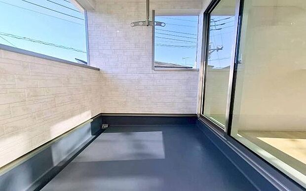 《バルコニー》 ■さわやかな風が通り暖かい光がふりそそぐバルコニー