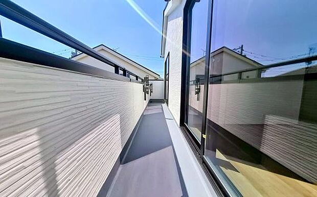 《バルコニー》 陽当りも良く、長時間日が当たるので、洗濯物も良く乾きそうです。目の前には気持ちの良い青空が、夜には綺麗な星空が広がります。