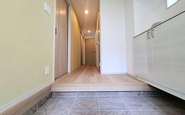 《玄関》 ■玄関を開けると、エントランスホールがお出迎え。上がりがまちやシューズボックスがゆったりと構え、心地よさに包まれます。