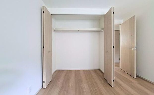 《収納》 ■室内をいつもすっきり保てる、収納力のあるクローゼット。ハンガーパイプと棚板で衣類の整理整頓がしやすく、日々の暮らしをスマートにサポート。