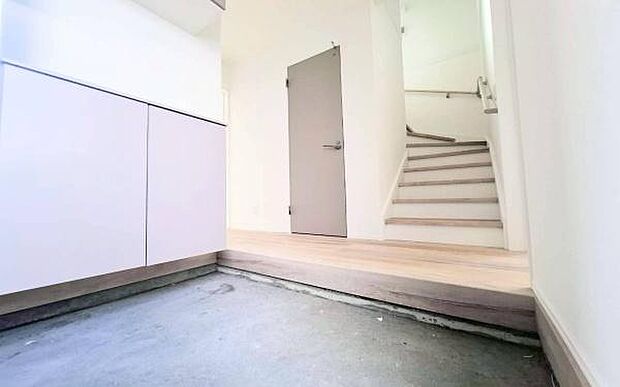 《玄関》 ■玄関を開けると、エントランスホールがお出迎え。上がりがまちやシューズボックスがゆったりと構え、心地よさに包まれます。