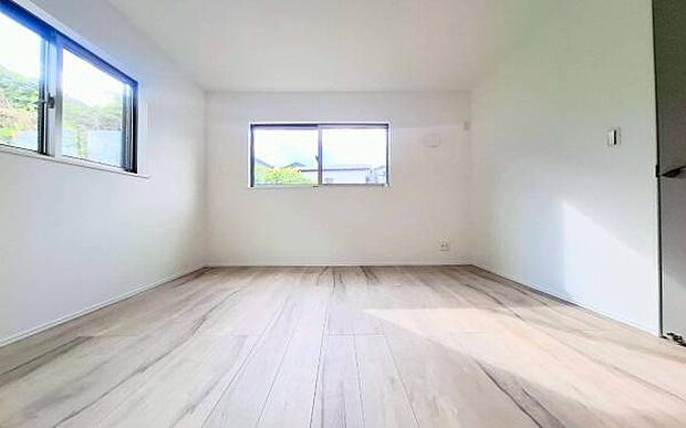 《洋室》 ■型にはまらない多才なプライベートルーム。くつろぎの場としてだけでなく、趣味や仕事のパーソナルスペースとしても活躍する、ゆったりした寝室。個の時間をたっぷり楽しめる快適空間です。