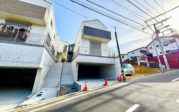 《前面道路》 ■前面道路が広く、開放的です。