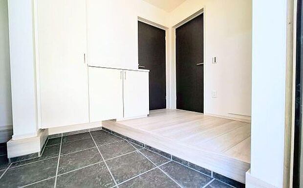 《玄関》 ■シューズボックス付きで玄関もスッキリ。