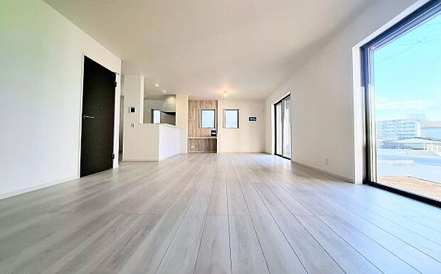 《リビングダイニング》 ■豊かな光が照らすこの場所は、たわいもない会話を楽しみ、ゆったりとした時間を過ごす場所。家族の日常が刻まれる大切な空間です。自然光に溢れるこの空間はリフレッシュにピッタリです。