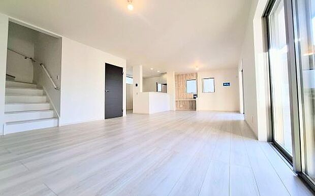 《リビングダイニング》 ■ゆとりを感じさせる上質で明るい空間が、住まう人や訪れる人を心地よく迎え入れてくれます。