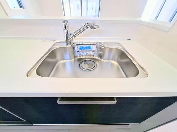 《キッチン》 ■ステンレス製シンク。幅と奥行きがありますので、食器洗時のストレスも減りそうです。