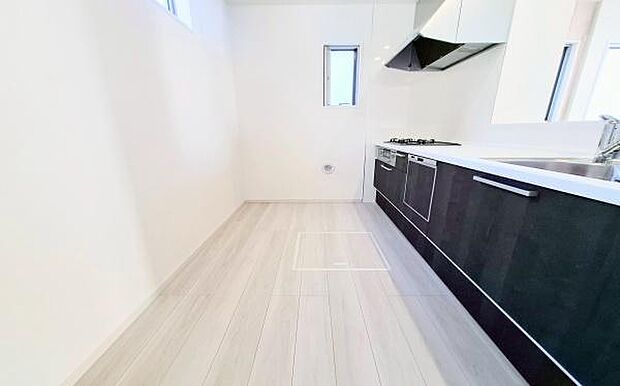 《システムキッチン》 ■家族が集う楽しく親子の会話も弾むキッチン。明るく清潔で使い勝手のいいキッチンには、いつも家族の笑顔があふれています。