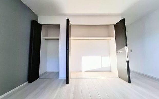 《収納》 ■洋服を機能的に収納できるハンガーパイプのほか、帽子やバッグを置ける枕棚も設置。ゆとりあふれる収納空間です。