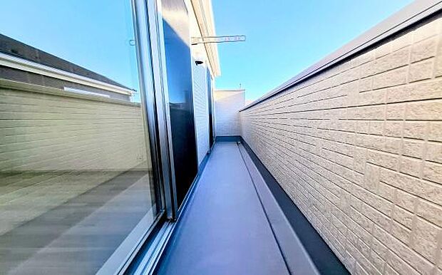 《バルコニー》 ■さわやかな風が通り暖かい光がふりそそぐバルコニー