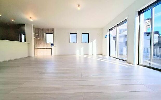 《リビングダイニング》 ■豊かな光が照らすこの場所は、たわいもない会話を楽しみ、ゆったりとした時間を過ごす場所。家族の日常が刻まれる大切な空間です。自然光に溢れるこの空間はリフレッシュにピッタリです。