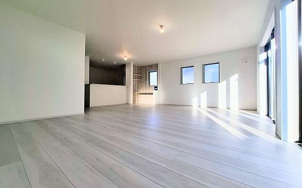 《リビングダイニング》 ■ゆとりを感じさせる上質で明るい空間が、住まう人や訪れる人を心地よく迎え入れてくれます。