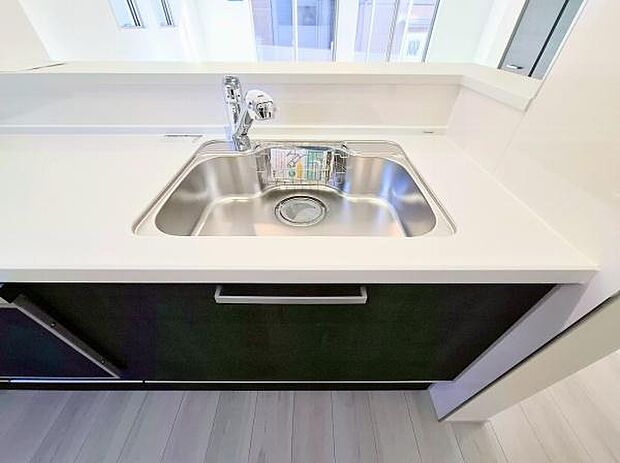 《キッチン》 ■ステンレス製シンク。幅と奥行きがありますので、食器洗時のストレスも減りそうです。