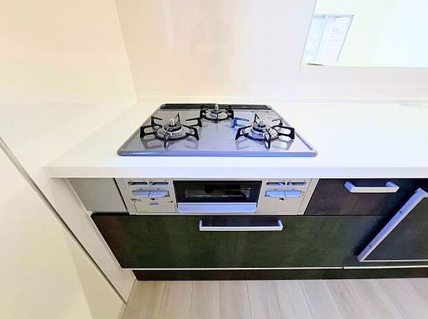 《三口ガスコンロ》 ■毎日料理をする方、家族の分まで作られる方には必須の三口ガスコンロ。同時進行が可能で効率よく、楽しく料理ができます。