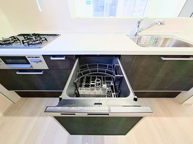 《食器洗い乾燥機》■食事後もゆっくり過ごせる食器洗い乾燥機を設置。手洗いよりもキレイに洗え、家事効率アップで家族時間が増やせます。