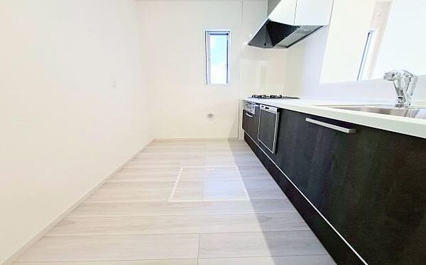 《キッチン》 ■お手入れしやすくきれいなキッチン。お料理の始めから後片付けまで楽しい時間になりそうです。