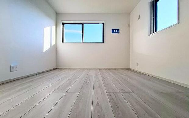 《寝室》 ■朝から日差しいっぱい、早起きしたくなる洋室。ベッドを置いてもゆとりを感じられる。窓からの朝日が心地よい目覚めへと誘います。ゆとりある広さを確保し、心地よいプライベートタイムを演出します。