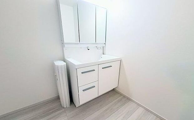 《洗面化粧台》 ■使いやすいシャープなデザインの洗面化粧台。