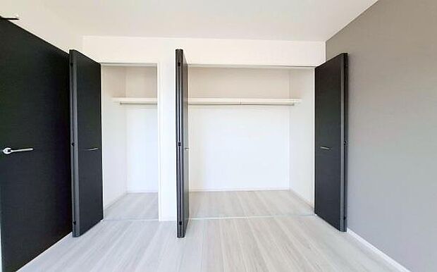 《収納》 ■洋服を機能的に収納できるハンガーパイプのほか、帽子やバッグを置ける枕棚も設置。ゆとりあふれる収納空間です。