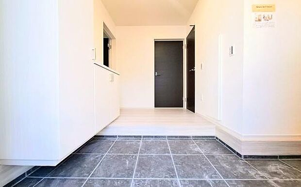 《玄関》■シューズインクローゼットのある広々とした玄関。家族全員の靴をスッキリ収納出来ます。