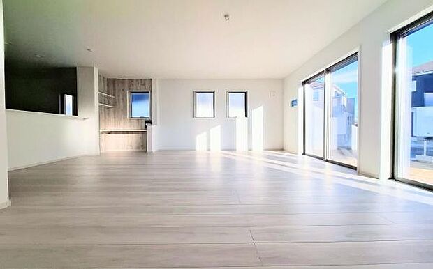 《リビングダイニング》 ■豊かな光が照らすこの場所は、たわいもない会話を楽しみ、ゆったりとした時間を過ごす場所。家族の日常が刻まれる大切な空間です。自然光に溢れるこの空間はリフレッシュにピッタリです。