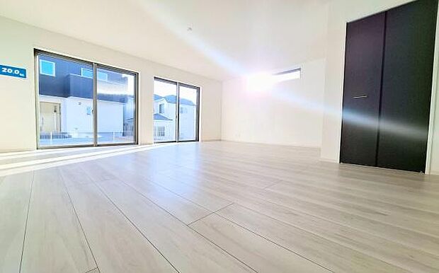 《リビングダイニング》 ■開放的でのびのびとくつろげるリビングは、家族のコミュニケーションの場として、みんなが集まる暖かな場所に。