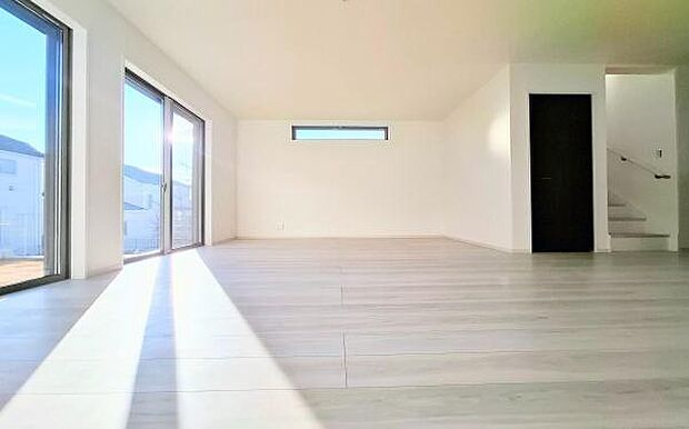 《リビングダイニング》 ■家族が自然と集まって、思い思いにくつろぎ、遊び、語らう、やすらぎの空間。隣室との間仕切りを開け放てばより一層開放的な空間に。