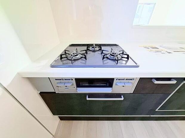 《三口ガスコンロ》 ■毎日料理をする方、家族の分まで作られる方には必須の三口ガスコンロ。同時進行が可能で効率よく、楽しく料理ができます。