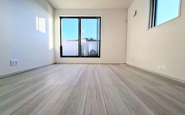 《寝室》 ■朝から日差しいっぱい、早起きしたくなる洋室。ベッドを置いてもゆとりを感じられる。窓からの朝日が心地よい目覚めへと誘います。ゆとりある広さを確保し、心地よいプライベートタイムを演出します。