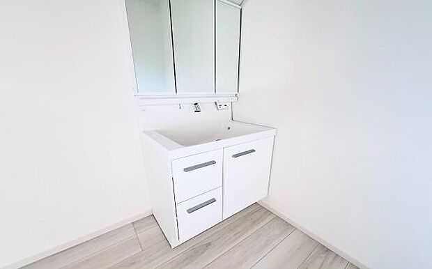 《洗面化粧台》 ■使いやすいシャープなデザインの洗面化粧台。