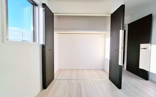 《収納》 ■洋服を機能的に収納できるハンガーパイプのほか、帽子やバッグを置ける枕棚も設置。ゆとりあふれる収納空間です。