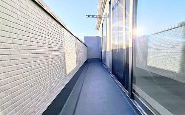 《バルコニー》 ■陽当りも良く、長時間日が当たるので、洗濯物も良く乾きそうです。目の前には気持ちの良い青空が、夜には綺麗な星空が広がります。