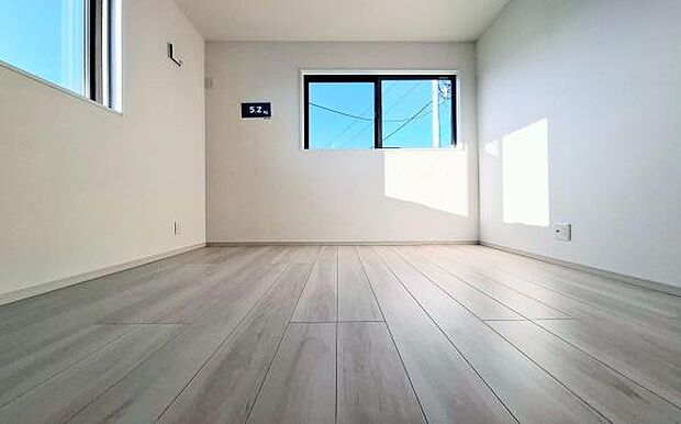 《洋室》 ■くつろぎの場としてだけでなく、趣味や仕事のパーソナルスペースとしても活躍する洋室。個の時間をたっぷり楽しめる快適空間です。大きなクローゼットは趣味の道具をしまっても余るぐらいの大きさです。