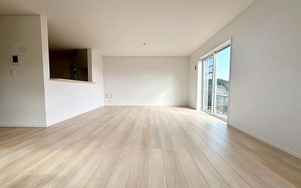 《リビングダイニング》 ■上質な時間を育む暮らしのメインステージ。寛ぎとご家族とのコミュニケーションを育む居心地のよい場所。この明るい空間は家族に安らぎを与えて、落ち着いた心地よい空間になるでしょう。