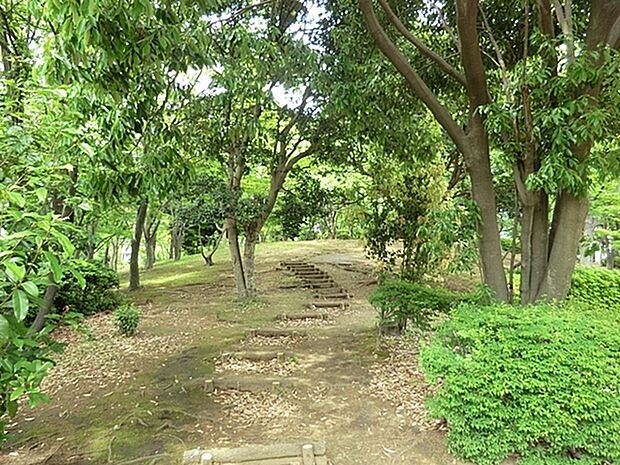 野庭中央公園まで347m、ボール遊びなどができる広場、中型の遊具があり小学生も楽しめる公園で、市営プールも併設しています。