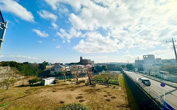 《眺望》 ■目の前には気持ちの良い青空が広がります。開放的で開けた空間が望めます。