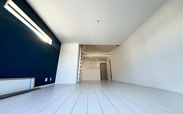 《リビングダイニング》 ■開放的で広いリビング。のびのびとくつろげるリビングは、家族のコミュニケーションの場として、みんなが集まる場所に。